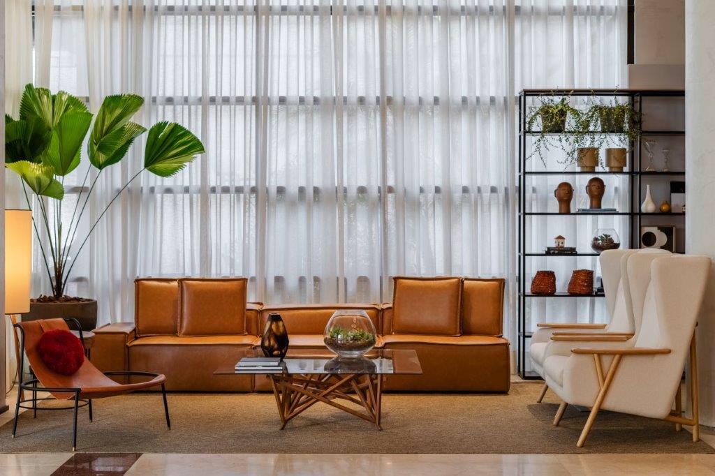 Sala de estar com sofá em couro