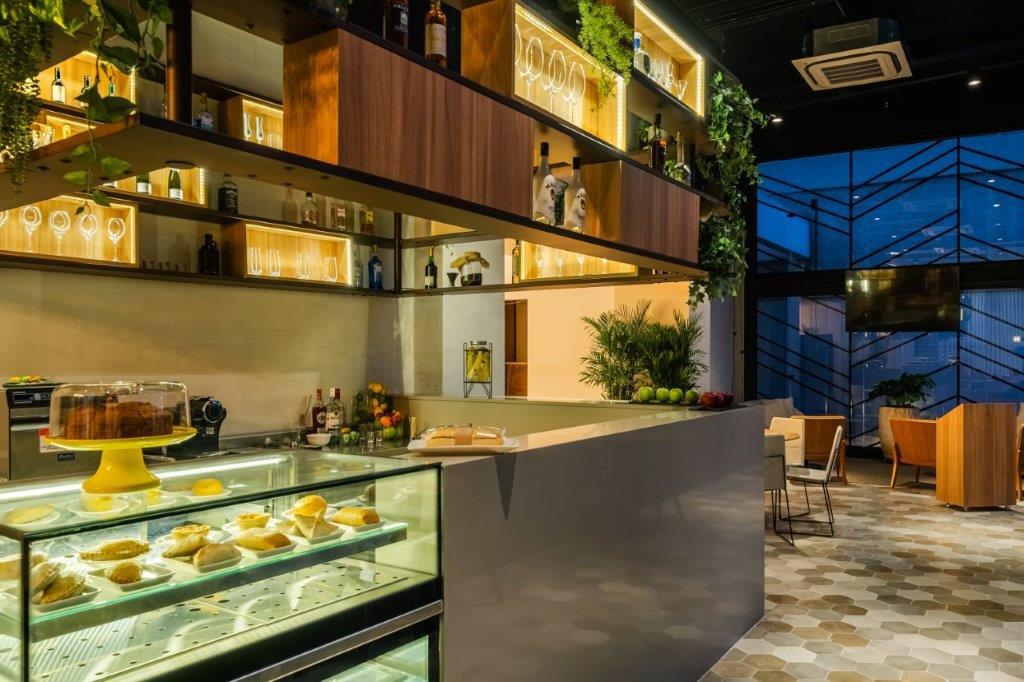 Bar e cafeteria com prateleiras iluminadas