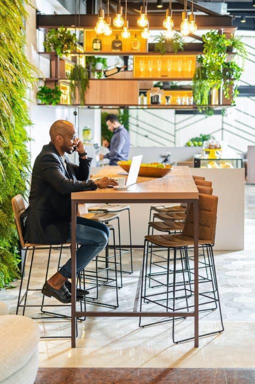 Área de coworking com mesa alta