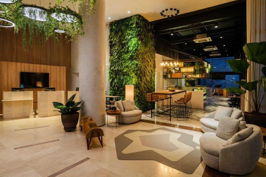 Lobby com parede verde e recepção