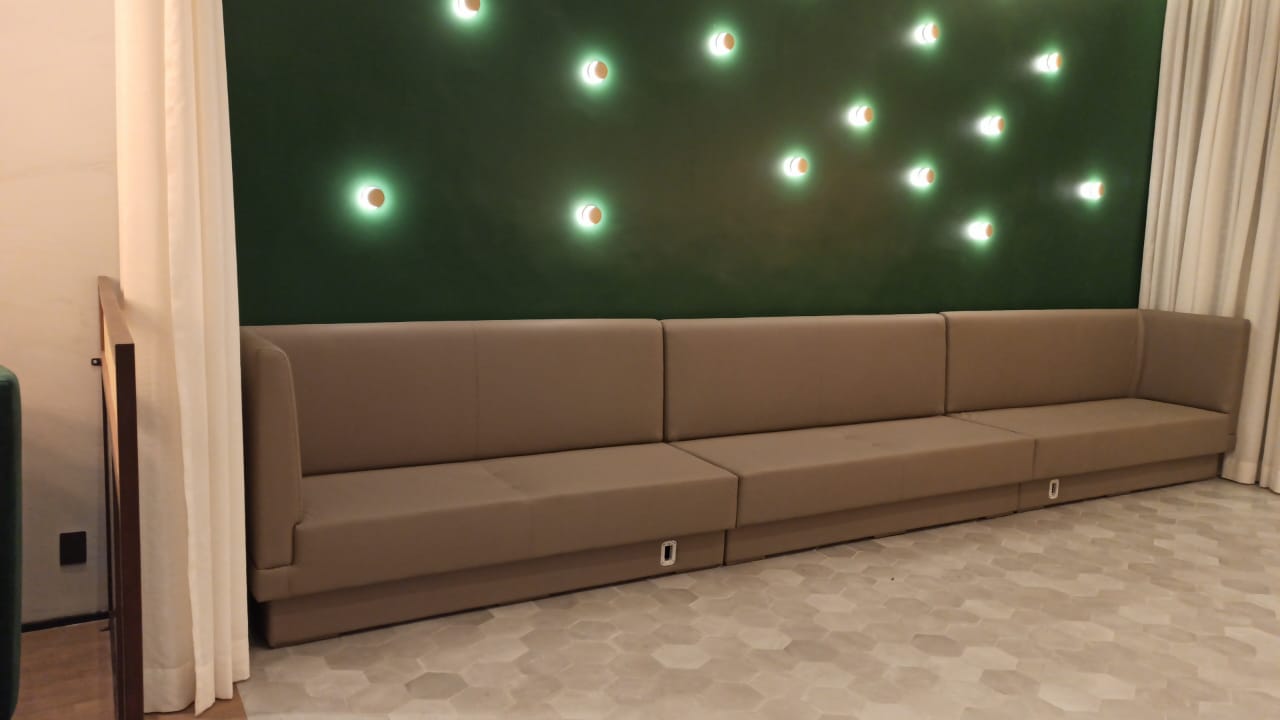 Banqueta longa estofada