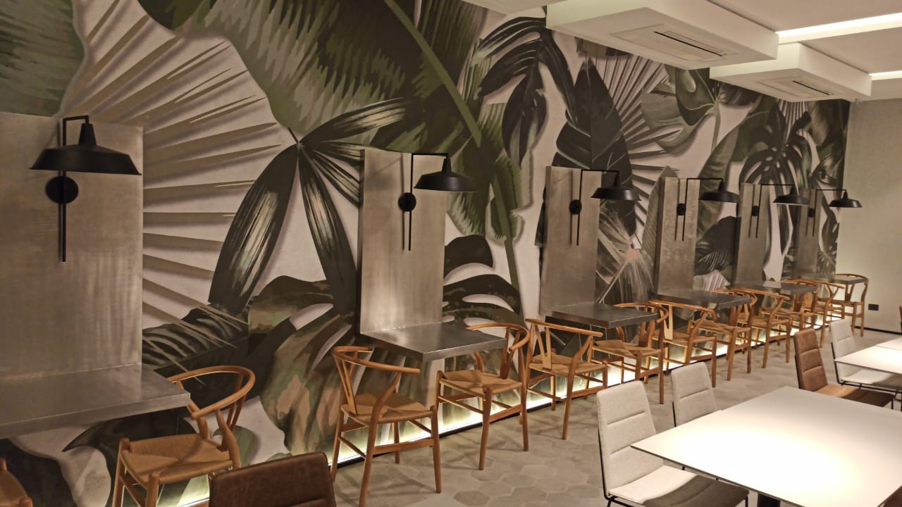 Restaurante com mural de folhas