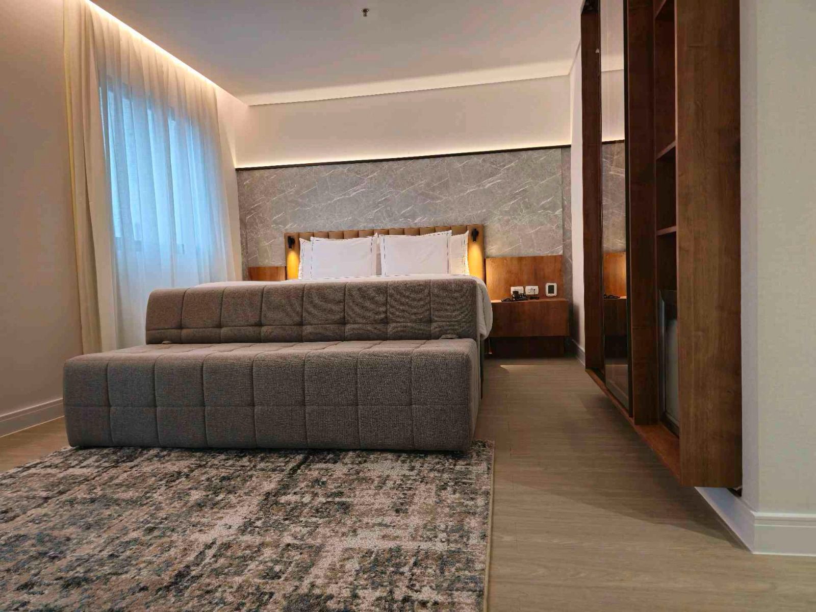 Suite com banco estofado