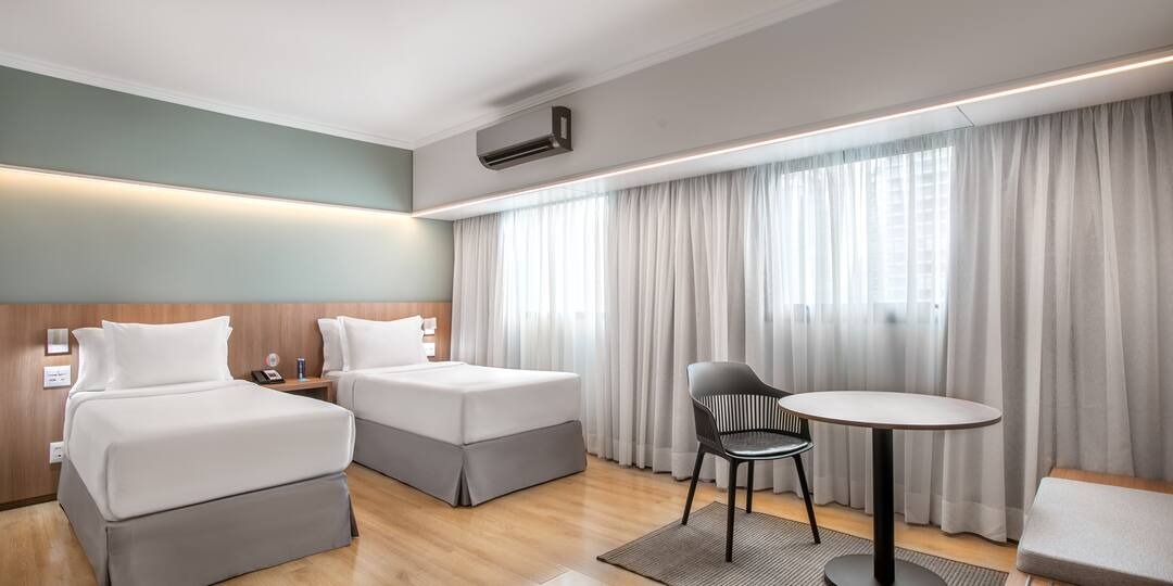 Quarto twin com cortinas