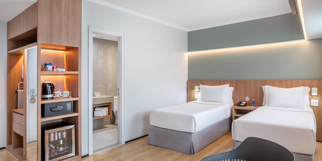 Quarto com minibar aberto